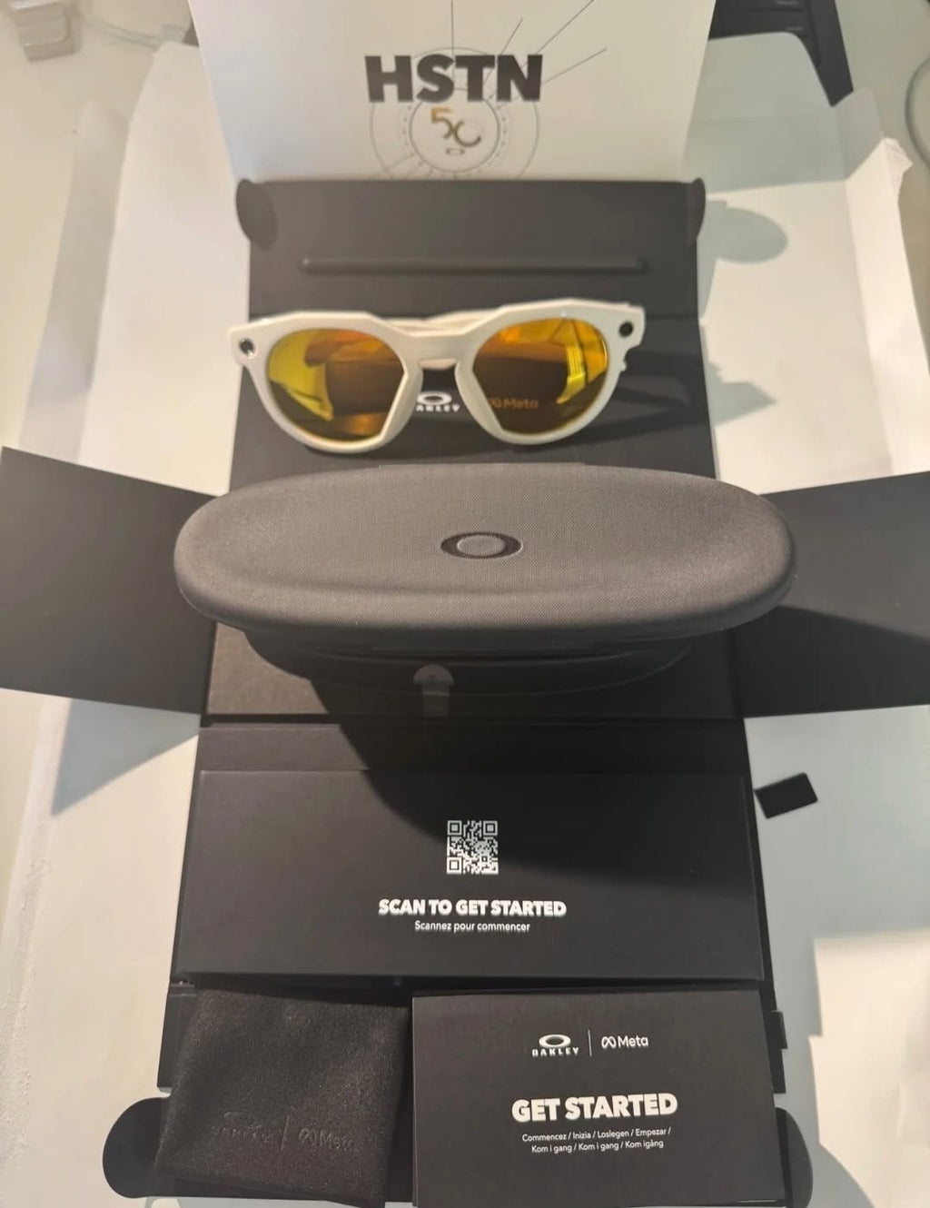 Ray-Ban Meta Smart Glasses ו-Oakley Smart Glasses