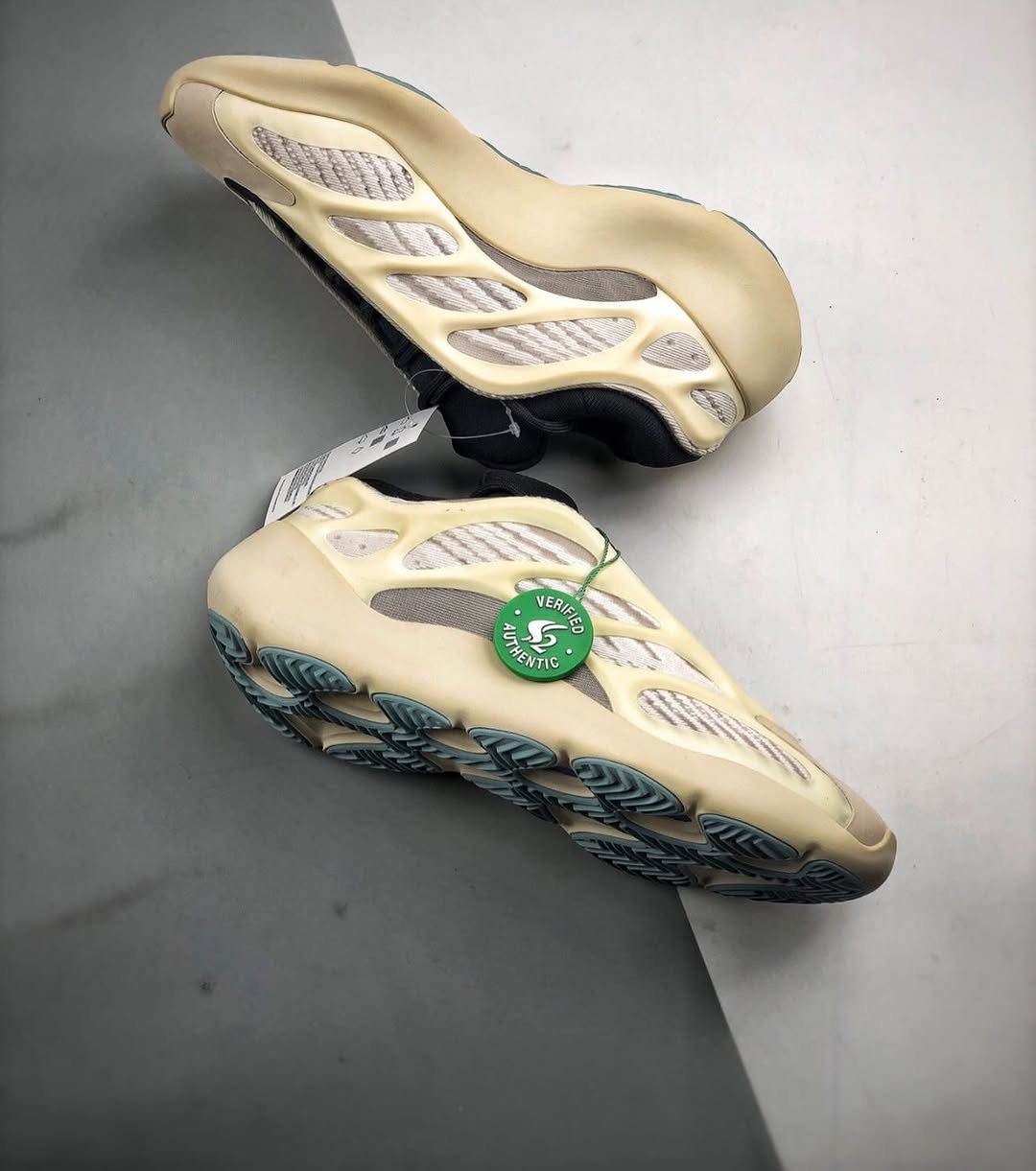 Adidas Yeezy 700 V3 «Azael»