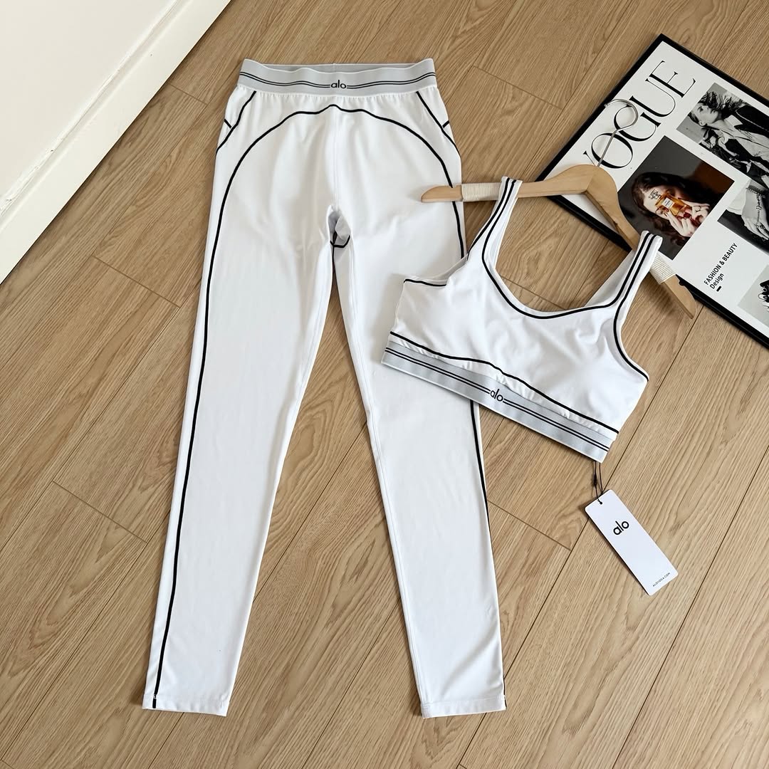 Alo Yoga Airbrush Heart Throb